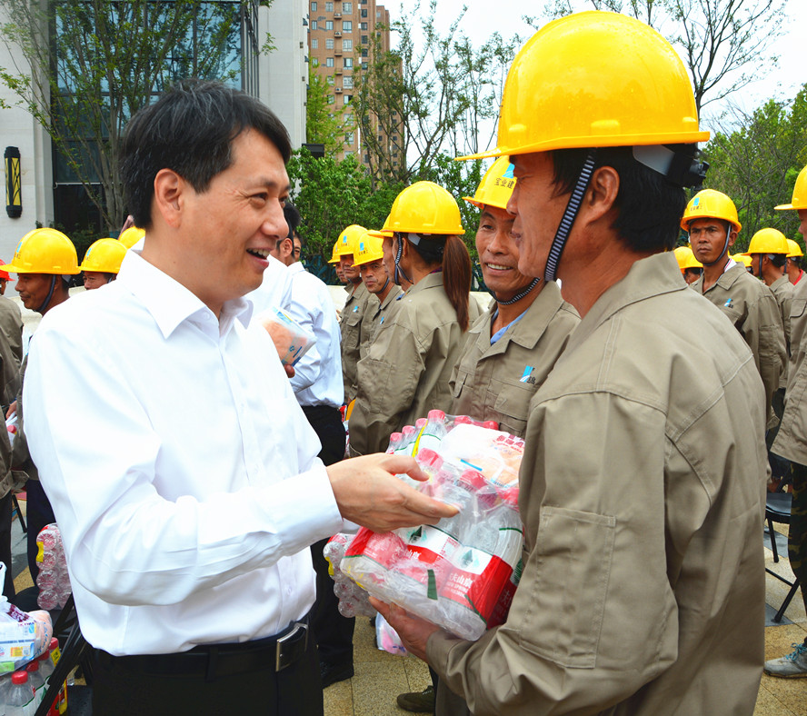 仲夏清凉·大爱暖心 中环控股集团2017年关爱农民工活动在中环·庐阳府举行